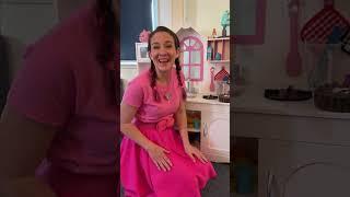 Alyssa's in the toy kitchen, let's cook!  Fun pretend play game for kids #shorts #kidssongs