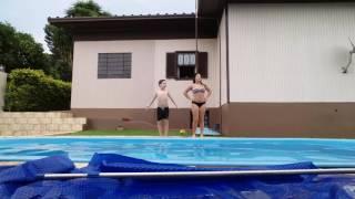 Desafio da piscina: palavras em vão, com a irmã
