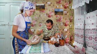 HOW RUSSIAN PEOPLE LIVE IN THE URALS | HOME BAKERY AND MEAT DELICACIES IN THE OVEN