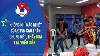 Không khí trong phòng thay đồ của ĐTVN sau trận thắng, thầy Kim lại "biểu diễn"