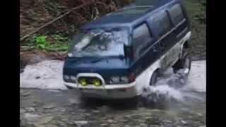 Delica L300 и L400 по воде и бездорожью.