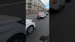 Бабушки так переходят дорогу 