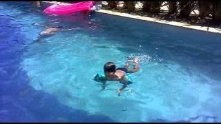 Fabrizio pulando Sozinho na piscina.. Saltando Solito en la Piscina!!