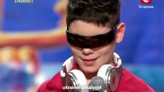 Украина маё талант слепой мальчик dj зажег весь зал!!