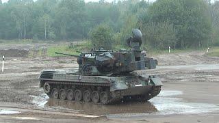 Flugabwehrkanonenpanzer Gepard führt Feuerkampf ILÜ 2010 SPAAG Flakpanzer Bundeswehr Germany NATO