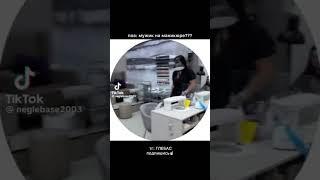 пов.. мужик на маникюре