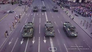 Тяжелая военная техника на Крещатике: яркое видео с дрона