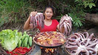 Yummy seafood cooking - Big octopus arm curry spicy delicious with salad - Adventure solo in jungle