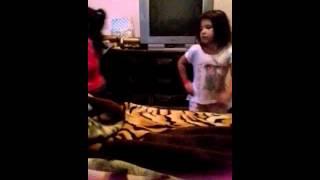 Niñas bailan mueve el toto