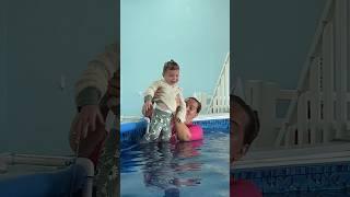 My baby takes the winter clothing swim test! My baby learns to swim!