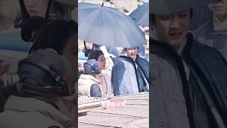Yang Zi happily chatting with Elvis Han on the set of #家业 #yangzi #杨紫 #elvishan #韩东君