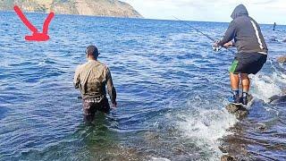 Fighting for big Kahawai.Fishing at Huia point. Rock fishing in AUCKLAND.Rock fishing in New Zealand