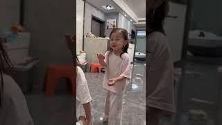 她咋哭了？我没惹她呀#杨小小牛的日常 #坑娃的爹