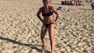 Lustige Videos. Das Mädchen am Strand. Девушка на пляже. Girl on the beach