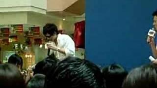Ping Guan sang birthday song for his fan