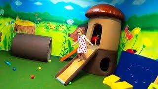 Дети играют на детской площадке Indoor Playground Funny video