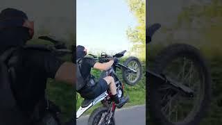 How to wheelie….. 2025 ultra bee surron #mazzal20 #bikelife #bike #wheelie