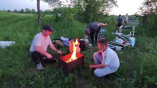 ЛЕТНЯЯ РЫБАЛКА С НОЧЕВКОЙ НА РЕКЕ ИЖ.В ЭТОЙ ЯМЕ ЕСТЬ ВСЯ РЫБА!ЛЕЩ НА ДОНКИ и БЕРШИ НА МАЛЬКА.СОМ.