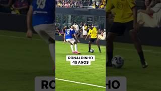 Ronaldinho mágico com seus 45 anos #futebol #ronaldinho