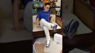 Đôi sneaker tông màu basic trẻ trung, năng động làm nổi bật với biểu tượng mũi tên trên thân giày.
