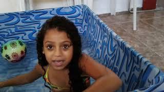 Camile Debrassi brincando na piscina.