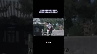 年轻时的李连杰多受欢迎呢？小影迷怕他受凉送皮帽，并亲手戴项链（1/2）#动作明星 #武打明星 #功夫明星 #功夫 #李连杰#功夫皇帝李连杰#影迷#礼物