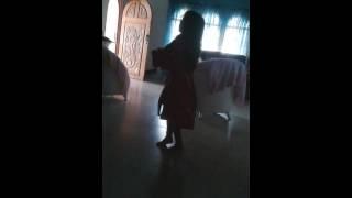 Niña bailando menea tu chapa