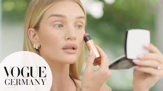 Rosie Huntington-Whiteley’s 15-Minuten fresh-faced Make-up Routine | VOGUE Germany