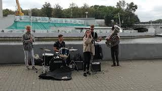 Street musicians in Minsk, Belarus / Уличные музыканты Минска исполняют исполняют Кино - Кукушка