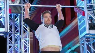 Arrow‘s Star Stephen Amell Tear Through American Ninja Warrior Course - Full Video