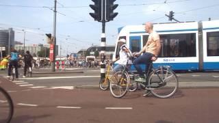 Straatbeeld hoek Prins Hendrikkade-Damrak Amsterdam