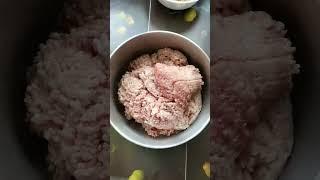 Евгений Сергеевич готовит домашний фарш в промышленных масштабах)