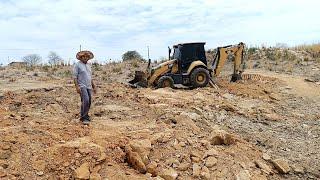 ELE ESTOUROU TODAS AS PEDRAS PARA FORMA O PORÃO DO AÇUDE