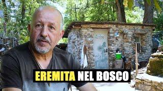 L'eremita che vive da solo nel bosco, in riva al fiume, da 23 anni