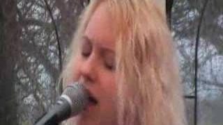 Chantel McGregor, John Mayer style, using a Loop Station