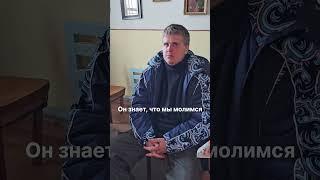 Почему Илья в храме не закрывает уши?