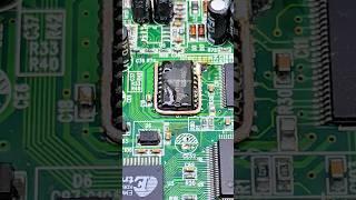 An old trick that is still effective today. How to remove a 20pin SMD IC #desoldering #skills #old