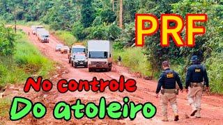 POLÍCIA RODOVIÁRIA CONTROLANDO ATOLEIRO.