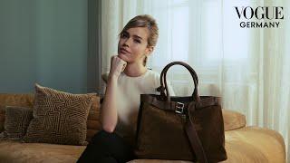 Millane öffnet ihre Prada-Tasche – mit Lieblingsparfüm und Chilipulver | In the Bag | VOGUE Germany