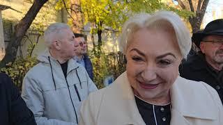 Prima "vedetă" din clasa politică care a venit să se voteze. Terheș  cu fostul premier Dăncilă