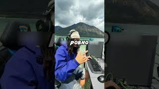 Играют за компом прямо в море 