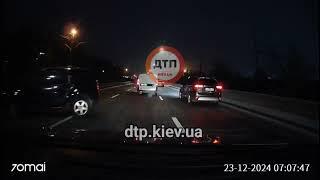 Дуже багато аварій в Києві через ожеледицю зокрема на вулиці борщагівська в центрі....