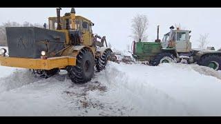Трактор К-701. Вытаскиваю застрявший Т-150К. Пробуем делать снегозадержание.