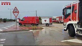 Una seixantena d'efectius dels Bombers surt des de l'Ametlla de Mar cap al País València