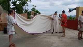 Colocando la toga al senador / How to drap a roman toga