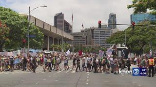 Thousands flood Hawaiʻi streets for ‘No Dictators’ protest