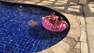 Brincadeira na piscina com Theo & Vitória, só risos 