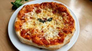 Wie man die beste Pizza zu Hause macht, mit einem dünnen und elastischen Boden wie in einer Pizzeria