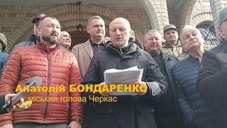 Бондаренко зачитує рішення зборів про перехід громади храму до ПЦУ