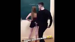 девушку отшлепали пацаны в школе